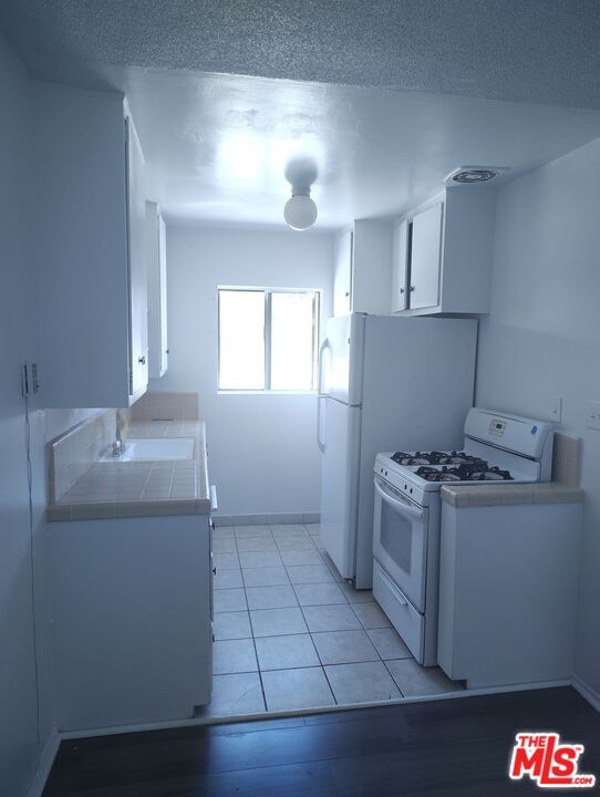Foto principal - 2630 S La Salle Ave