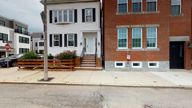 Building Photo - 101 Baxter St