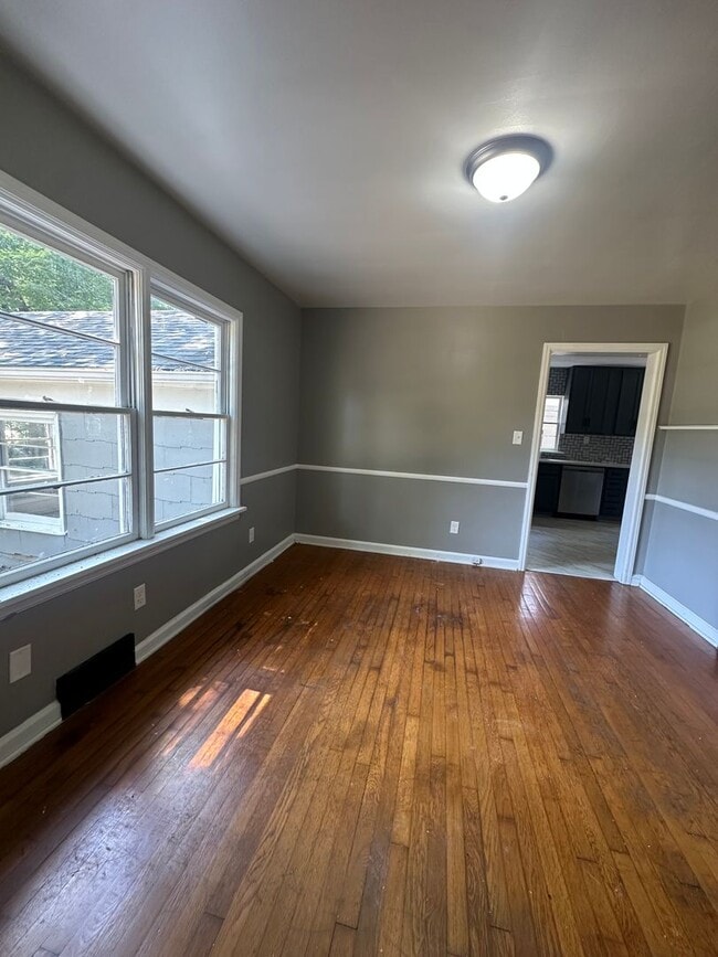 Building Photo - 623 W Broadmoor St