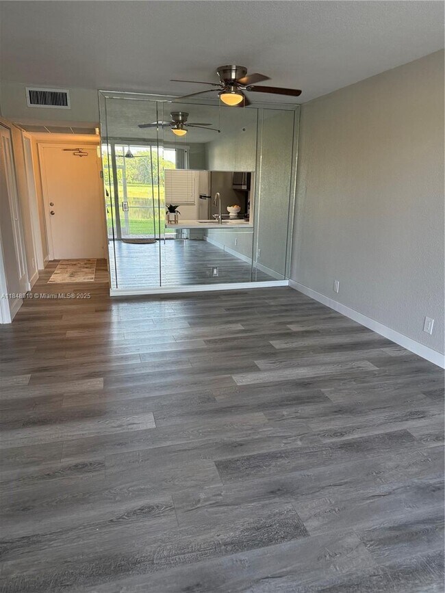 Building Photo - 9450 Poinciana Pl