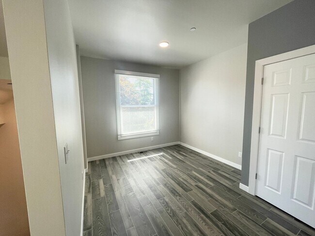 Building Photo - NEWER CONTRUCTION 3 BEDROOM!