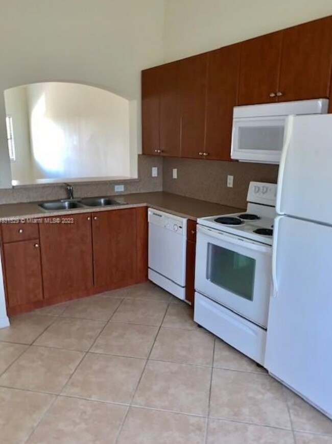 Building Photo - Beautiful 2/2 apartment