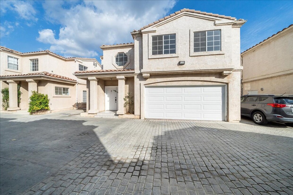 Foto principal - Spacious 4-Bedroom Home in Gated Reseda Co...