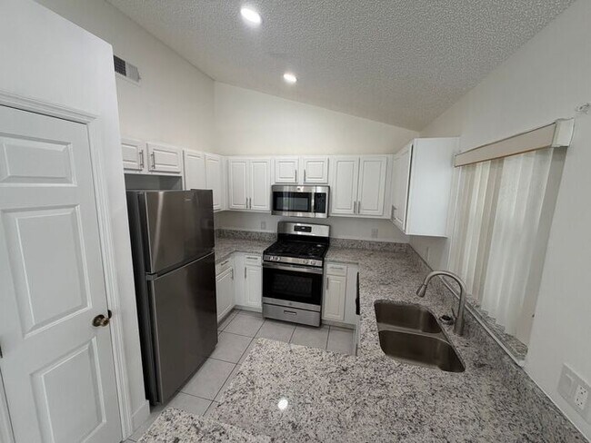 Building Photo - 3 Bedroom, 2 Bathroom East Orlando Home with Garage & Large Fenced Backyard!