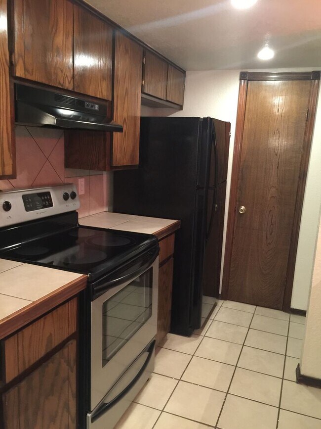 Building Photo - 900 - 904 Aspen Ct