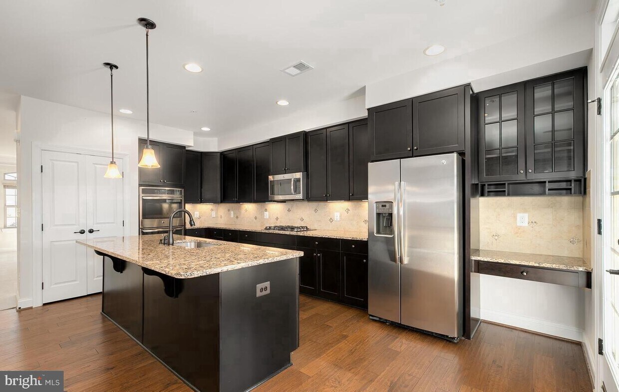 42101 Piebald Square, Aldie, VA 20105 Room for Rent in Aldie, VA