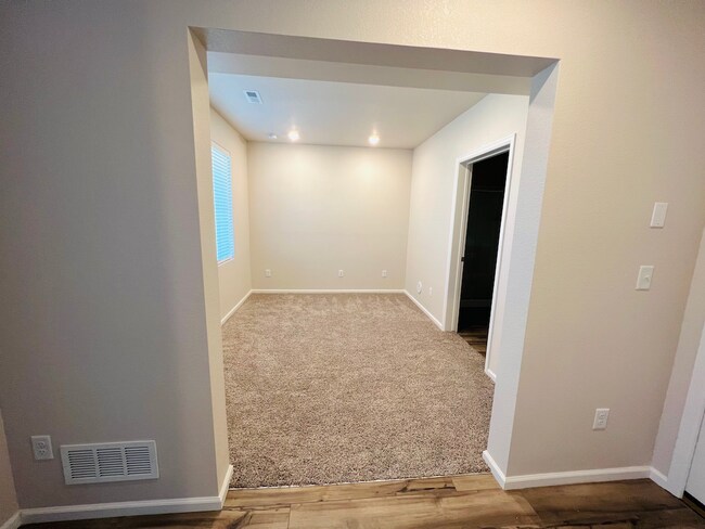 Entrada de la sala de estar de 9' x 9' - 13735 Del Corso Way