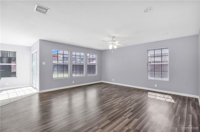 Foto del edificio - 25 Periwinkle Ave