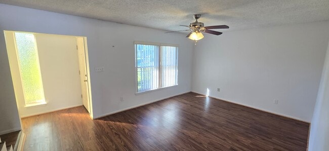 Building Photo - 824 Town Cir