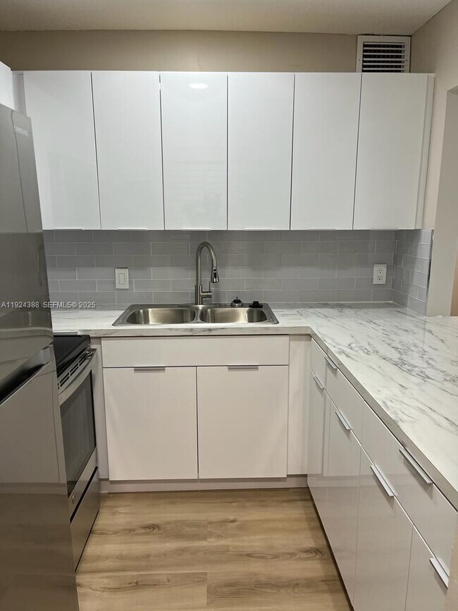 Foto del edificio - 4848 NW 24th Ct