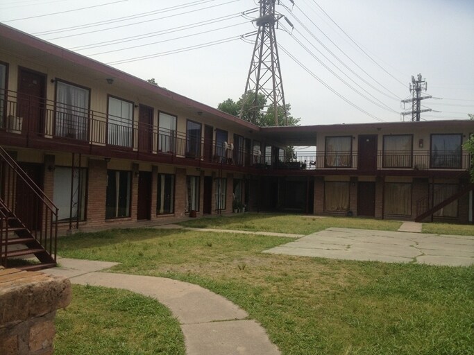 Building Photo 2 - Marilyn Apartments