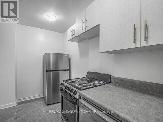 Photo du bâtiment - 165 Cosburn Ave.