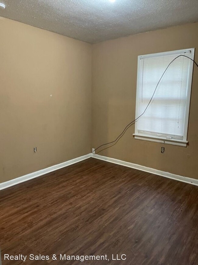 Building Photo - 3 br, 1 bath House - 5421 Queen Mary Lane