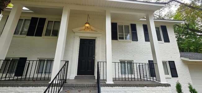 Building Photo - Large Family Home - Move In Ready!