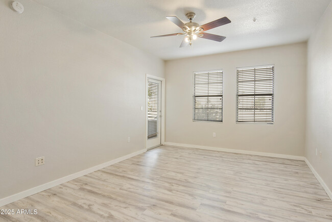 Foto del edificio - 5302 E Van Buren St