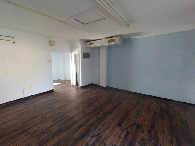 Foto del edificio - 5615 Wesconnett Blvd
