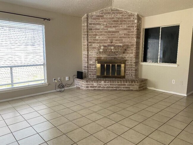 Building Photo - 3635 Kingsman Dr