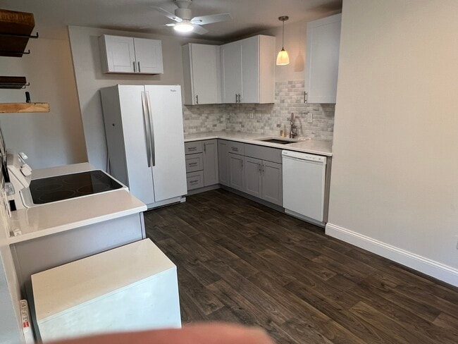 Newer appliances - 1400 SE Lava Dr