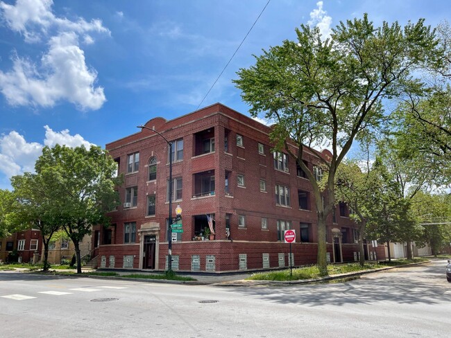 Foto del edificio - 3755 W Addison St