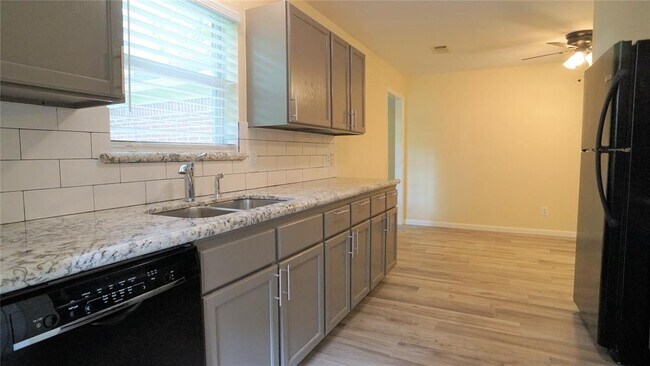 Building Photo - 424 Springwood Dr