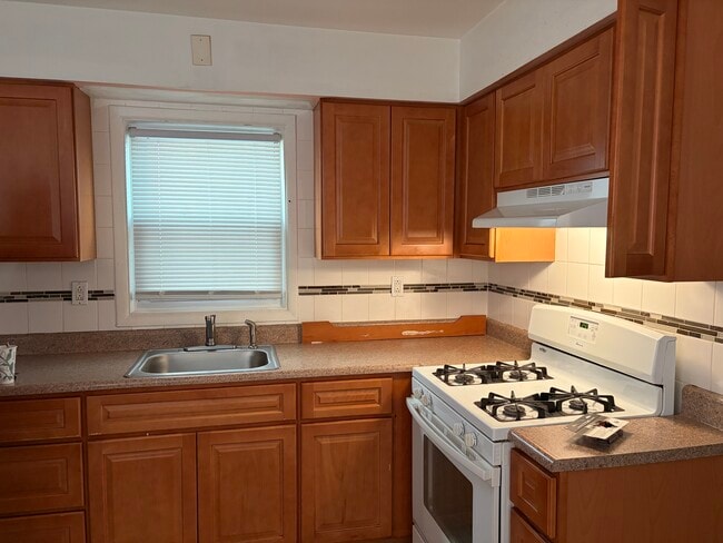 Building Photo - 31 W 51st St