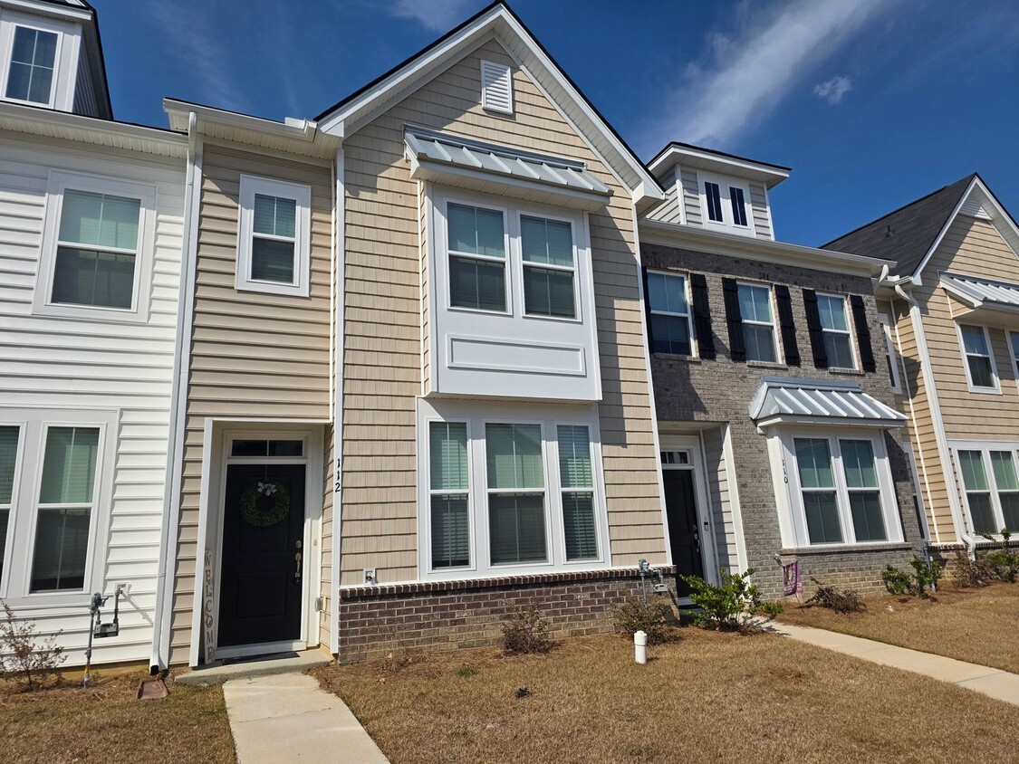 Foto principal - New Build 3 Bed/ 2.5 Bath Townhome Off Cen...