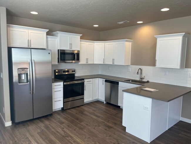 Building Photo - Receive $500 Off First Month’s Rent w/12 M...