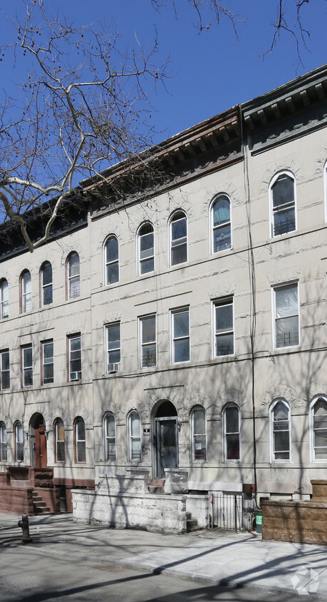 Primary Photo - The Maison on Halsey