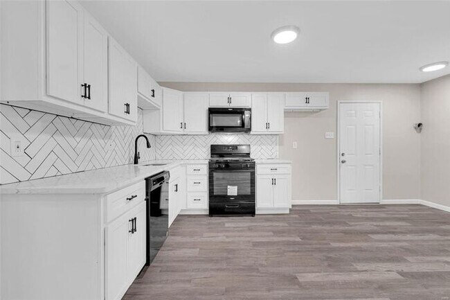 Building Photo - 9962 Duke Dr