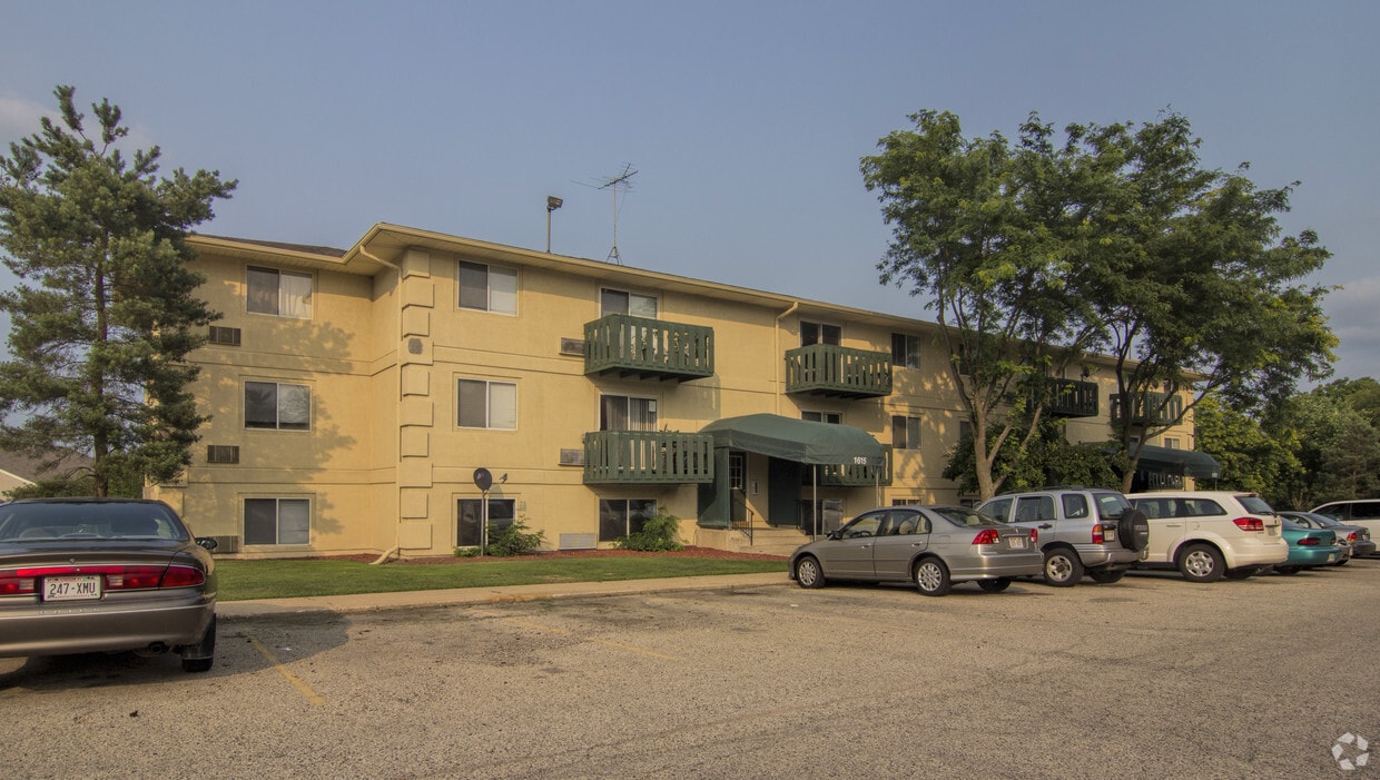 Tan Oak Apartments Apartments in Twin Lakes, WI