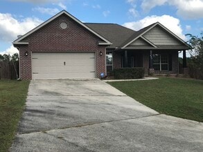 Building Photo - 806 Yew Cir