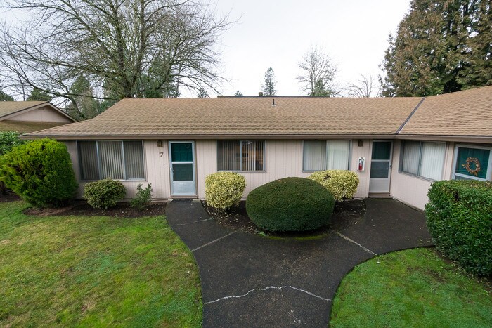 Foto principal - 2580 SE Courtney Rd