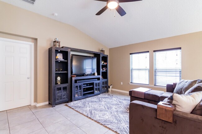 Foto del edificio - 7634 Fanning Dr