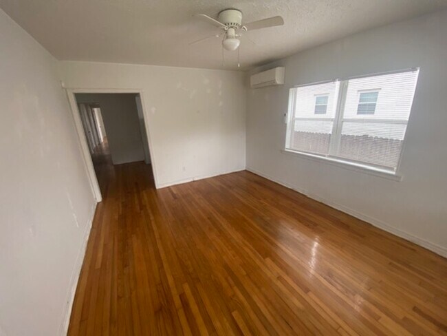 Photo - 2136 College St Apartment