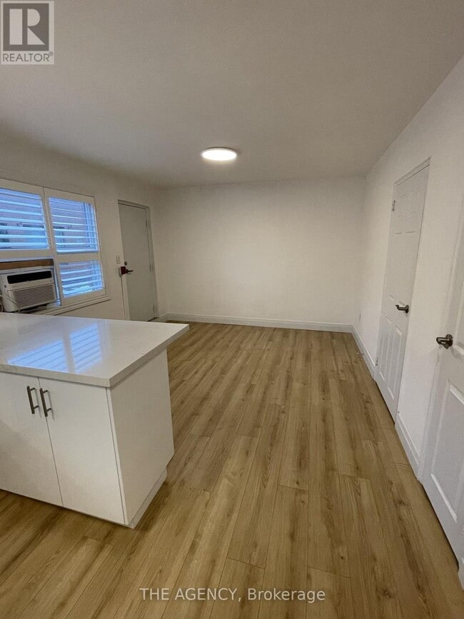 Building Photo - 2940 Dundas St W