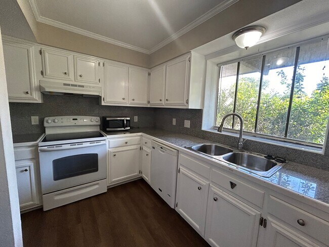 Building Photo - Spacious Town Home