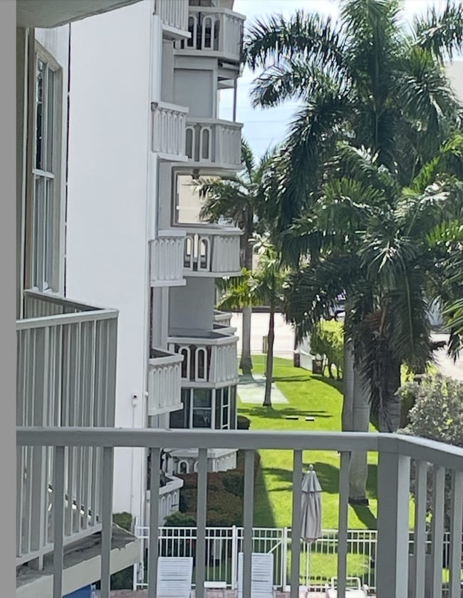 Building Photo - 3181 S Ocean Dr