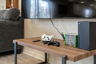 Building Photo - 1016 Shalimar Dr