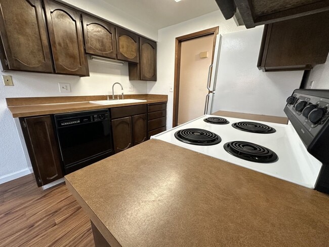 Building Photo - 1821 Peachtree Ln