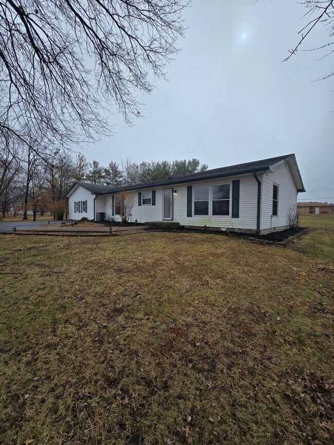 Foto del edificio - Southport Three Bedroom Home Near US 31 & Stop 12 Rd