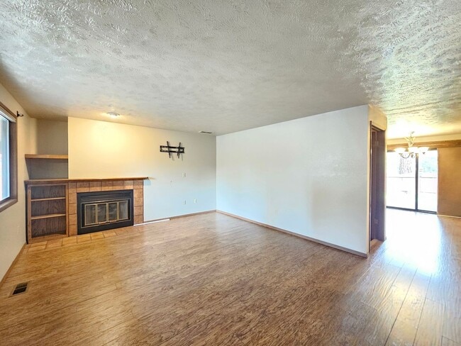 Building Photo - 6902 N Old Fort Dr