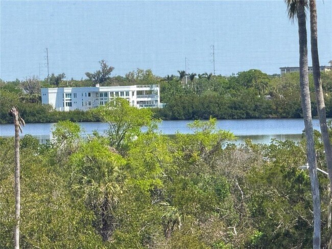 Foto del edificio - 6205 Shoreline Dr