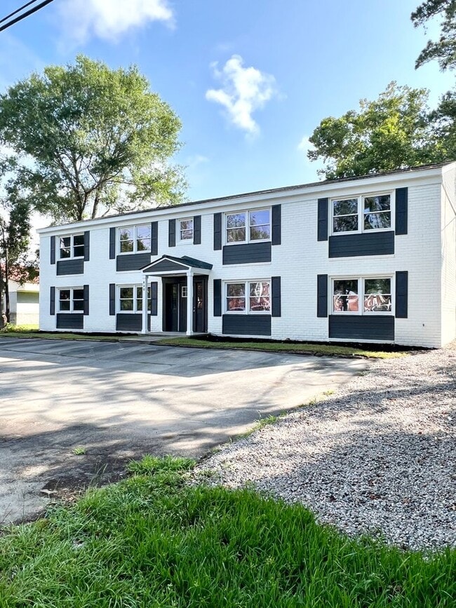 Building Photo - First Floor - SPACIOUS & fully renovated! ...