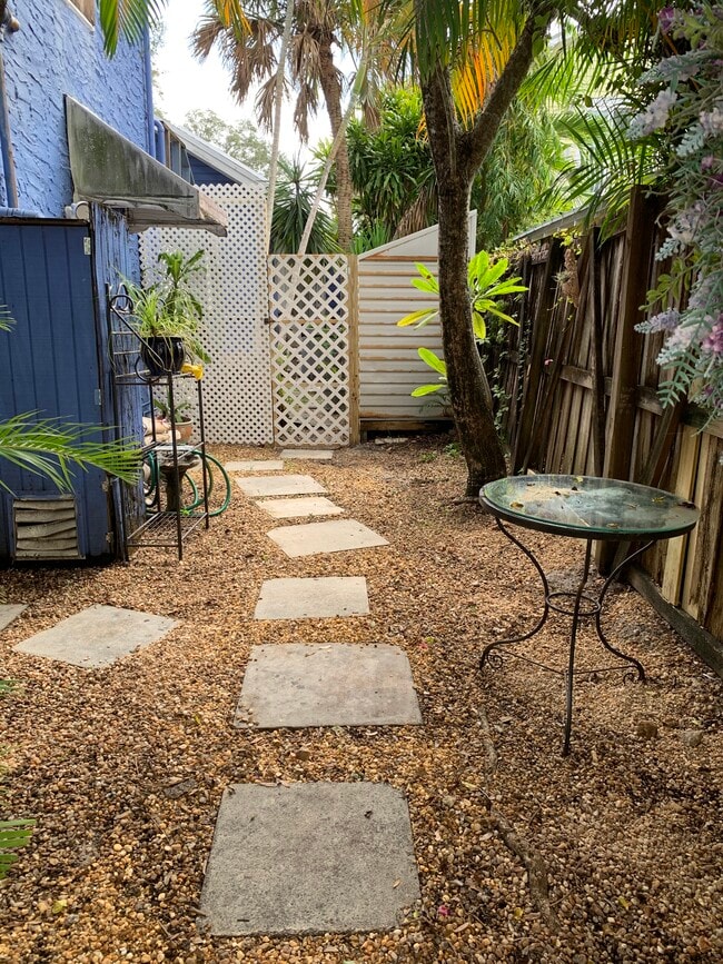 Building Photo - 1229 SE 2nd St