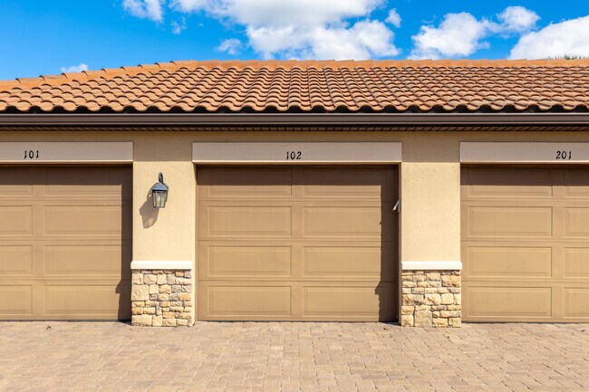 Car garage - 12710 Sorrento Way