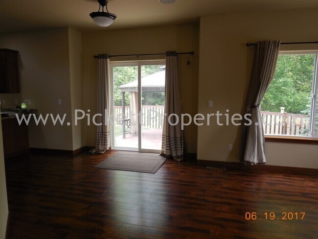 Building Photo - Beautiful 3 Bedroom in Great Silverdale Lo...