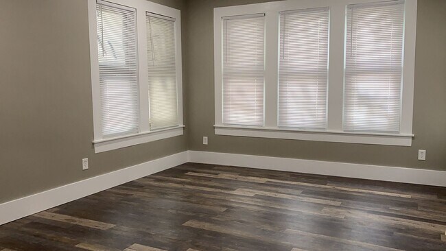 Building Photo - 302 W Baylor St