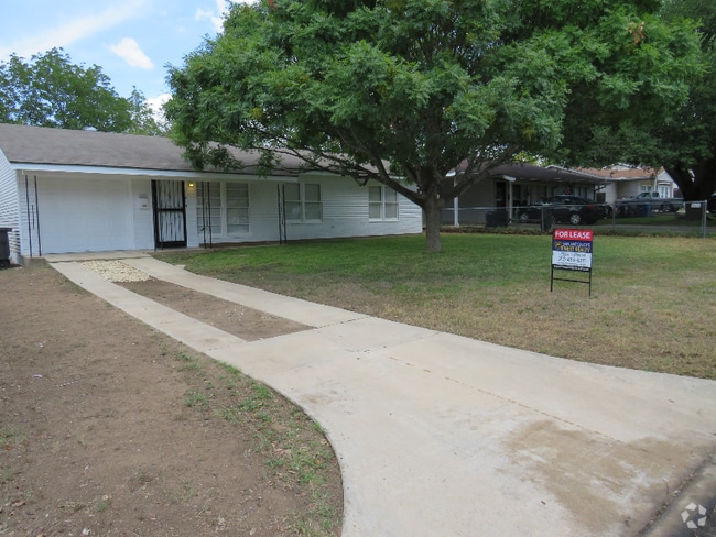 Building Photo - 419 Anton Dr