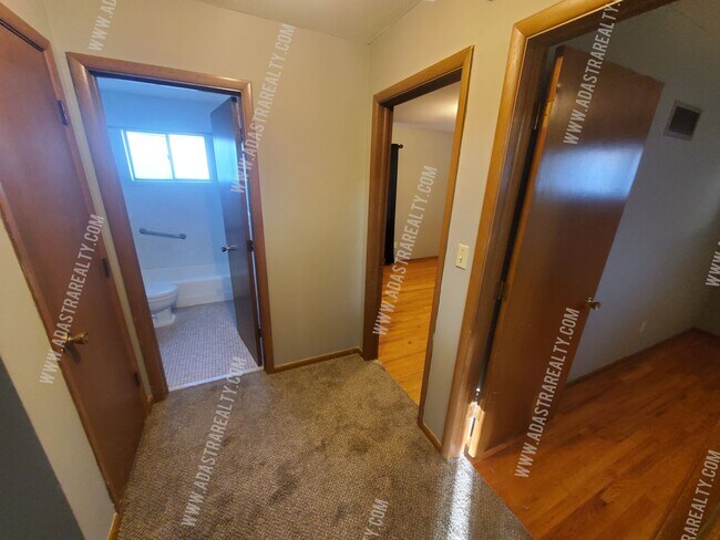 Foto del edificio - North Overland Park Duplex-Available in MAY!!