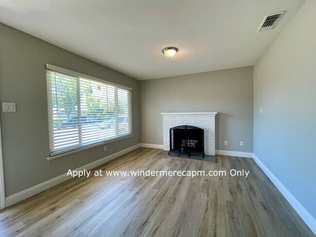 Foto del edificio - Modern 3 Bdrm 2 Full Bath Home with Den – ...
